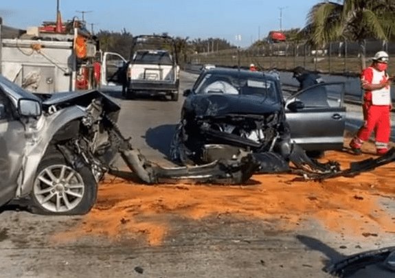 Se sube al camellón, invade carril y deja a dos lesionados en Veracruz