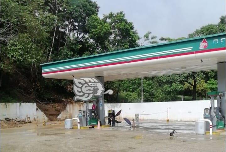 Acusan que gasolinera de Villa Cuichapa no despacha litros completos 