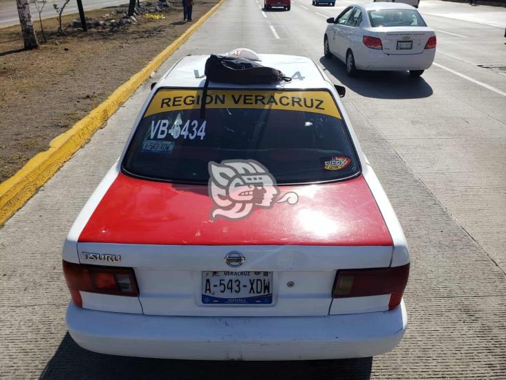 Motociclista se impacta contra la cajuela de un taxi en la avenida Rafael Cuervo