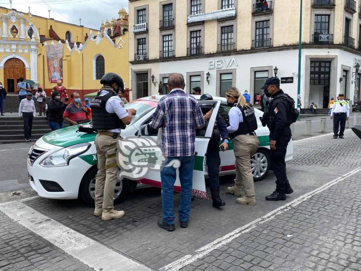 Taxista se desvanece y termina sobre banqueta frente a la catedral de Xalapa