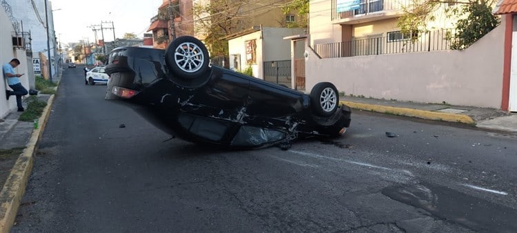 Conductor pierde el control y termina volcando sobre el Morro en Boca Del Río