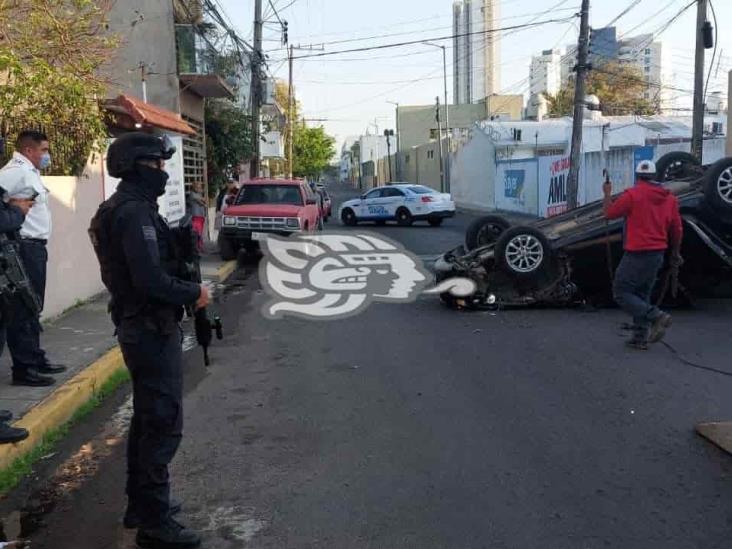 Conductor pierde el control y termina volcando sobre el Morro en Boca Del Río