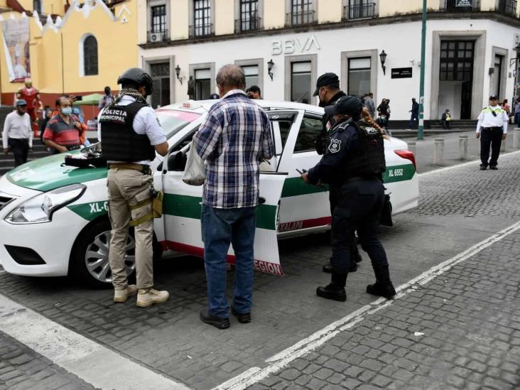 Taxista se desvanece y termina sobre banqueta frente a la catedral de Xalapa