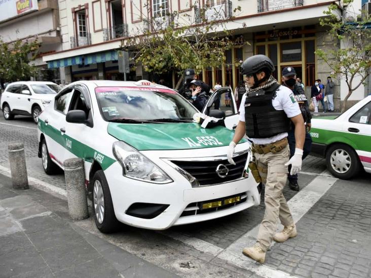 Taxista se desvanece y termina sobre banqueta frente a la catedral de Xalapa