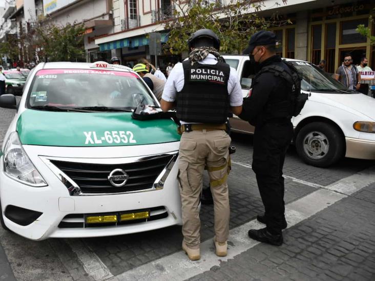 Taxista se desvanece y termina sobre banqueta frente a la catedral de Xalapa