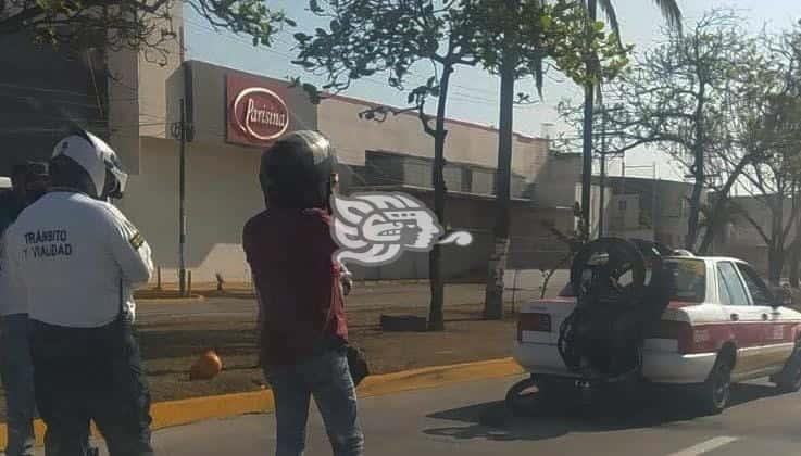 Motociclista se impacta contra la cajuela de un taxi en la avenida Rafael Cuervo