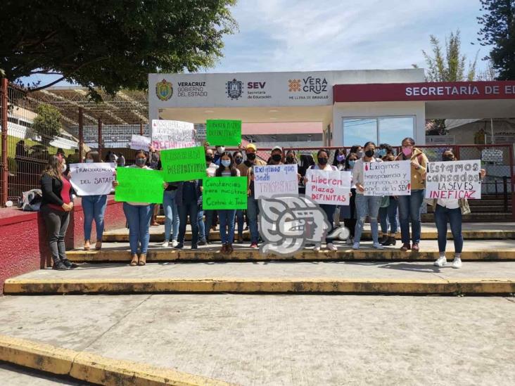 Exigen plazas magisteriales en las instalaciones de la SEV