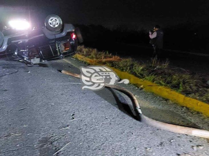Camioneta se impacta contra luminaria sobre la autopista Córdoba-Veracruz