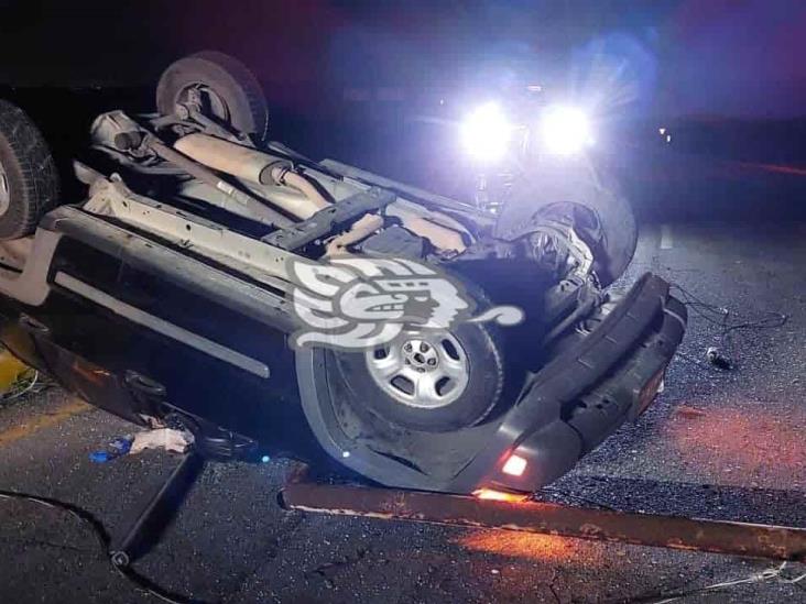 Camioneta se impacta contra luminaria sobre la autopista Córdoba-Veracruz