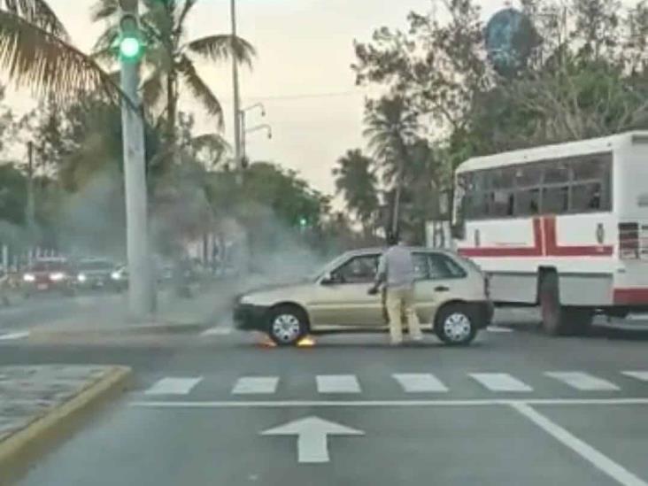 Automóvil ardió en llamas sobre la avenida Salvador Díaz Mirón