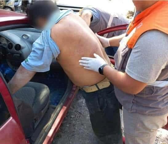 Le cayó auto encima mientras lo reparaba