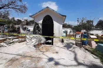 Investigan restos óseos dejados en bolsas en panteón de Córdoba