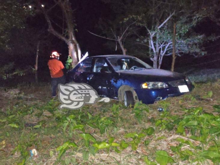 Tras accidente, dejan automóvil abandonado en Misantla