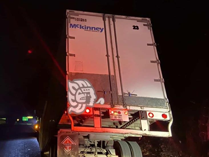 Se accidenta tráiler cargado con cerveza sobre la autopista Puebla-Córdoba