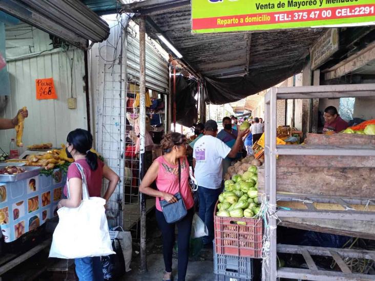 Clausuran locales en zona de mercados de Veracruz por invadir banquetas