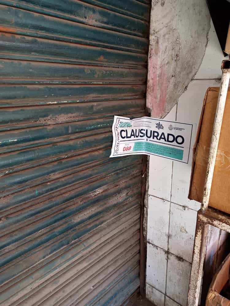 Clausuran locales en zona de mercados de Veracruz por invadir banquetas