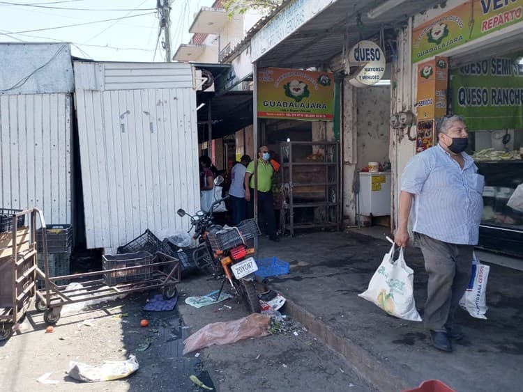 Clausuran locales en zona de mercados de Veracruz por invadir banquetas