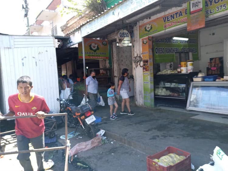 Clausuran locales en zona de mercados de Veracruz por invadir banquetas