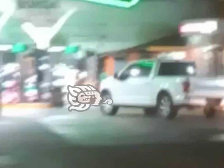 Sujetos armados privan de su libertad a dos hombres en gasolinera de Xalapa