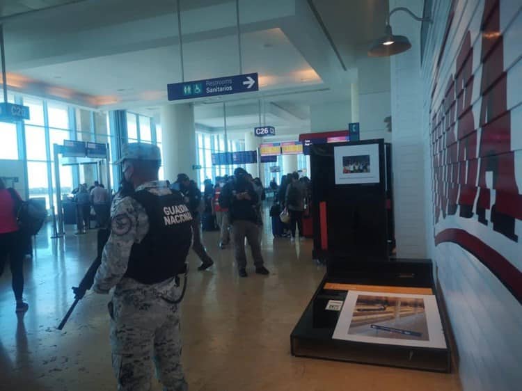 No hubo disparos en aeropuerto de Cancún, se cayeron unos letreros: GN