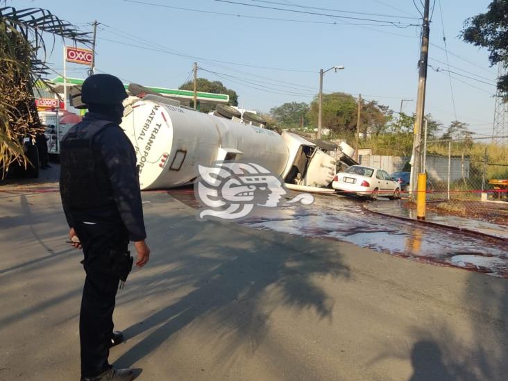 Vuelca pipa con melaza en carretera de Amatlán