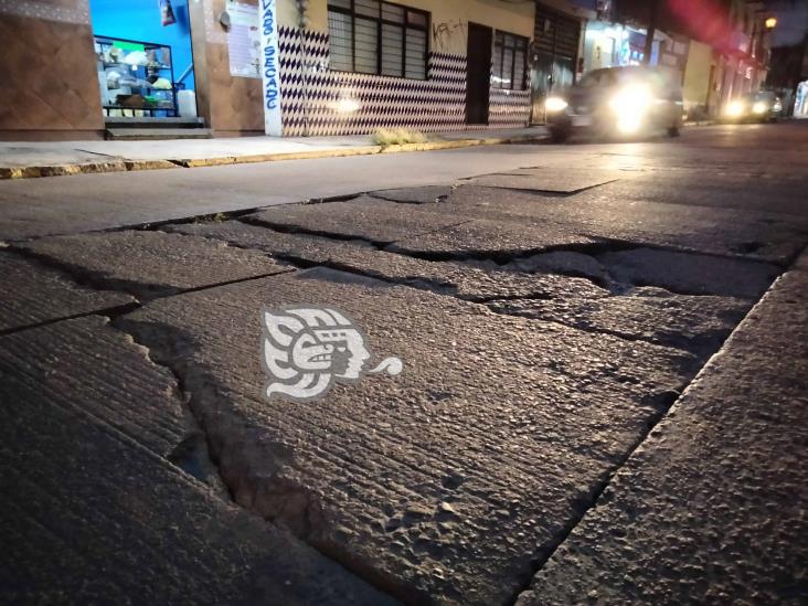 Destrozada, céntrica calle de Xalapa; conductores urgen reparación