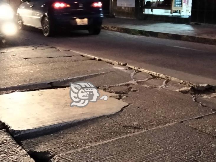 Destrozada, céntrica calle de Xalapa; conductores urgen reparación