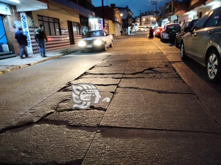 Destrozada, céntrica calle de Xalapa; conductores urgen reparación