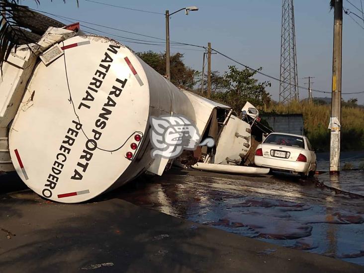 Vuelca pipa con melaza en carretera de Amatlán