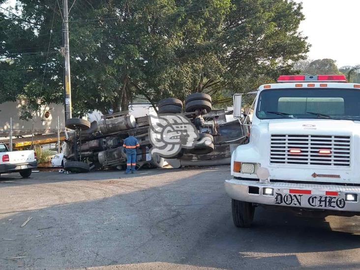 Vuelca pipa con melaza en carretera de Amatlán