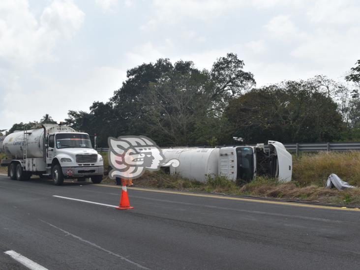 Pipa cargada con gasolina volcó en tramo Cosoleacaque-Acayucan