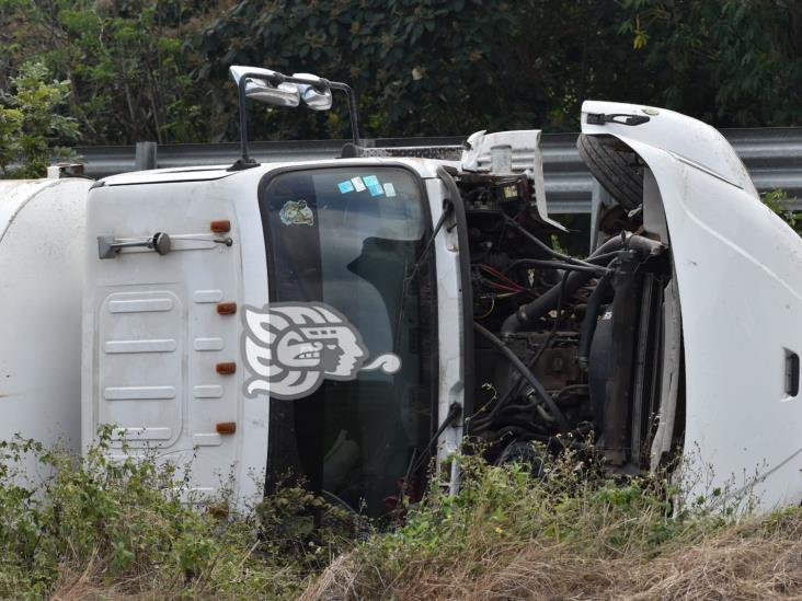 Pipa cargada con gasolina volcó en tramo Cosoleacaque-Acayucan