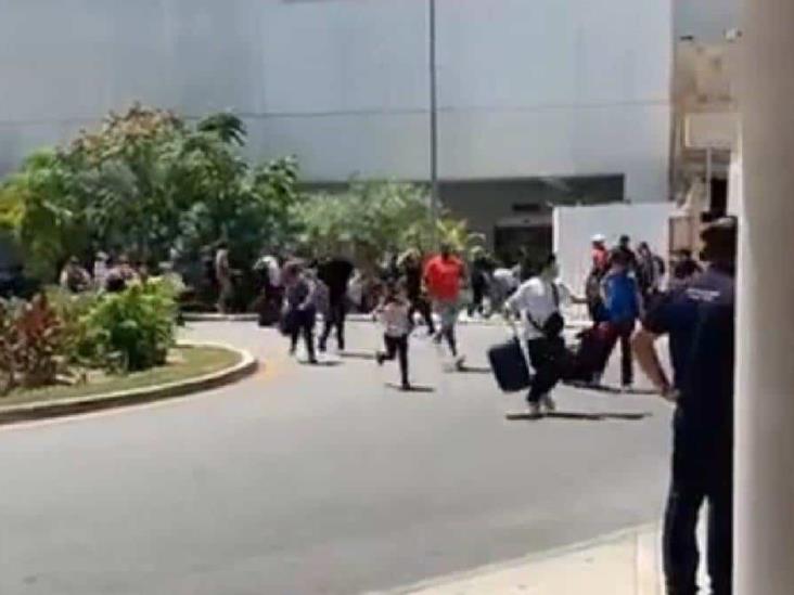 Pánico en el aeropuerto Internacional de Cancún, reportan disparos