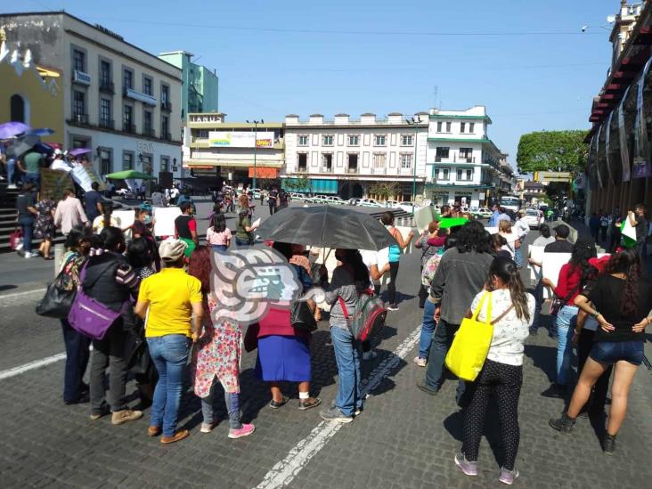 Exigen apoyos; manifestantes cierran calles del centro de Xalapa