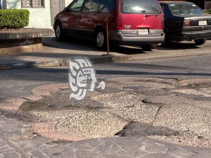 Tras hundimientos, xalapeños urgen reparación de avenida Los Atletas