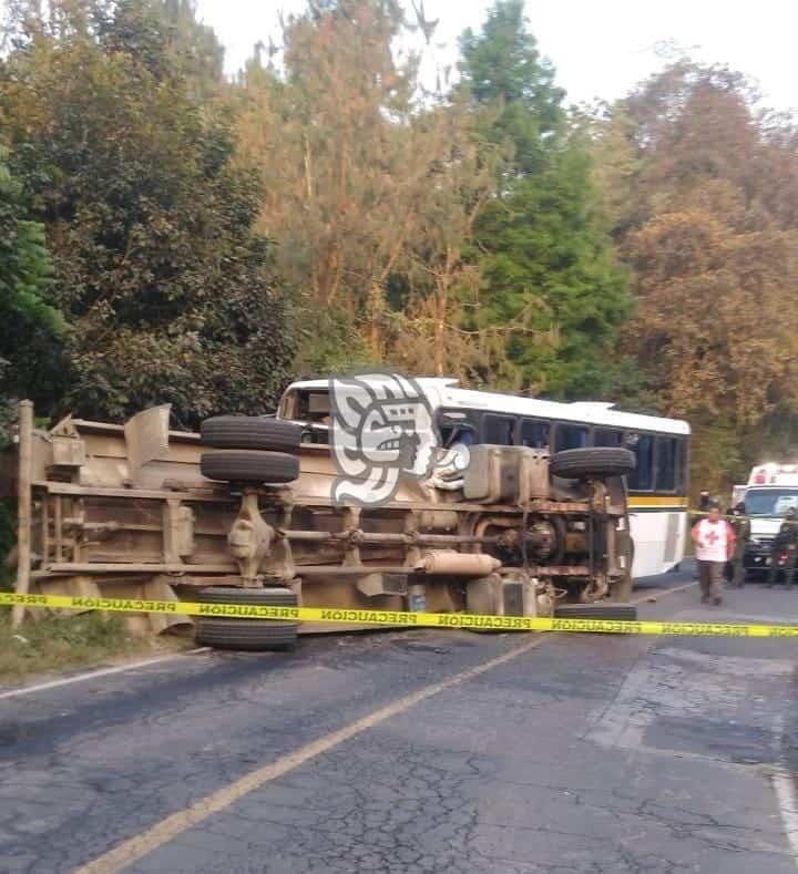 Dos muertos y 15 heridos por choque en carretera hacia Coscomatepec