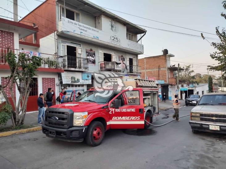 Atienden bomberos incendio en gimnasio de Xalapa