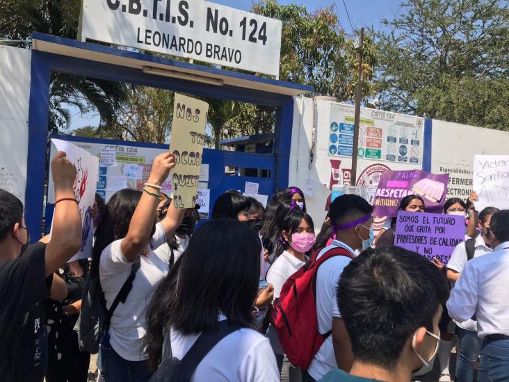 ¡Alto al acoso sexual! Se manifiestan alumnas del CBTIS 124 en Veracruz