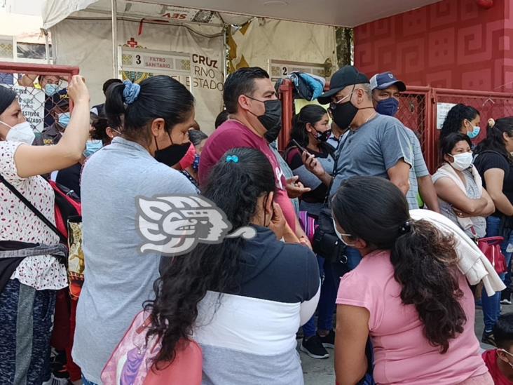 Padres de familia se manifiestan en la SEV; piden maestro para plantel de Altotonga