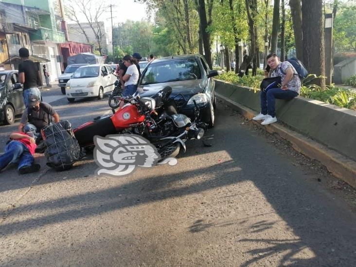 Choca contra dos motocicletas en avenida Xalapa; tres heridos