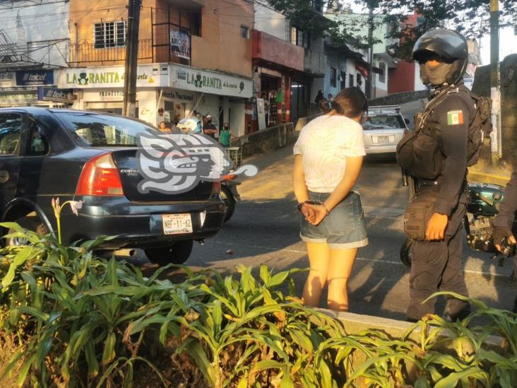 Choca contra dos motocicletas en avenida Xalapa; tres heridos