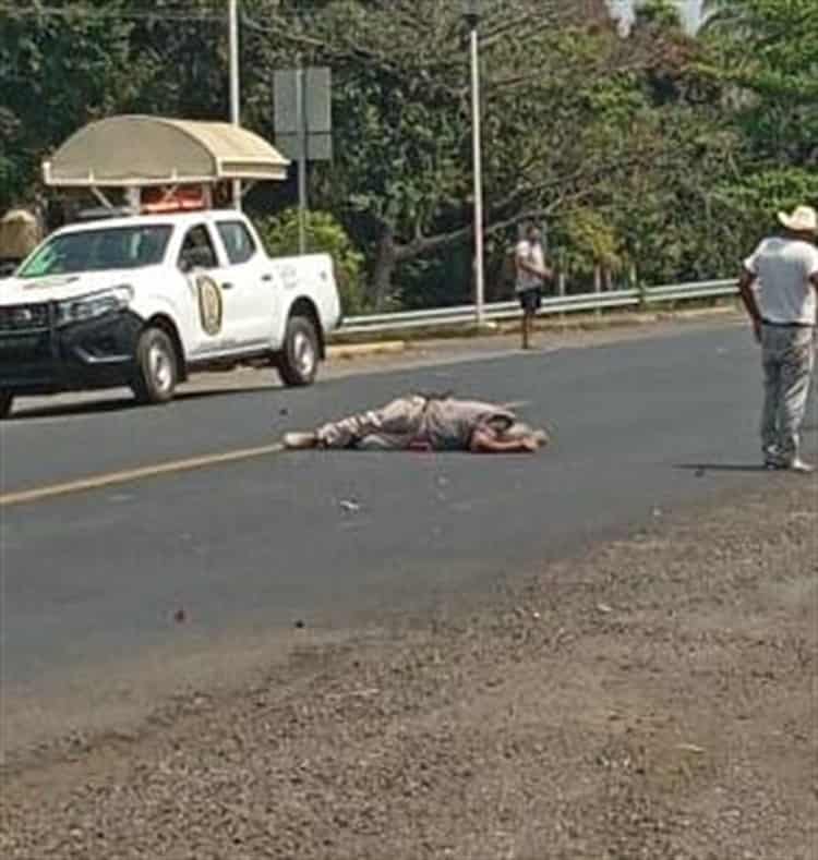 Tracto camión arolla a motociclista y se da a la fuga