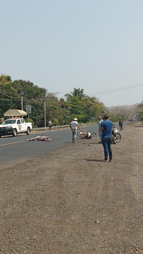 Tracto camión arolla a motociclista y se da a la fuga