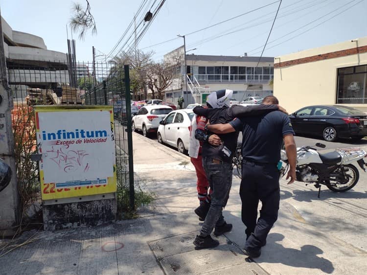 Pareja de motociclistas es impactada por un auto en Veracruz