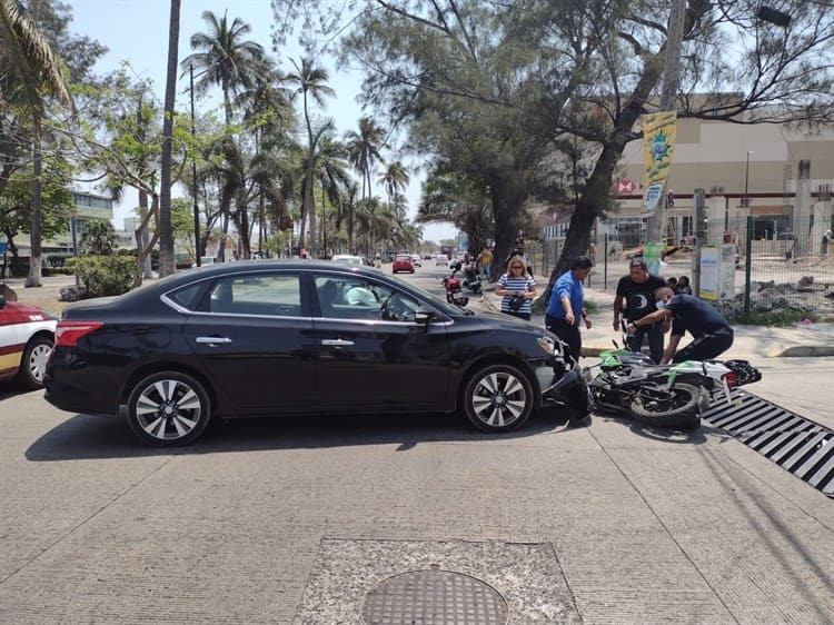 Pareja de motociclistas es impactada por un auto en Veracruz
