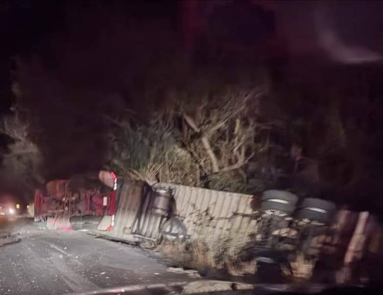 Vuelca tráiler doble remolque sobre el Cerro de Los Metates