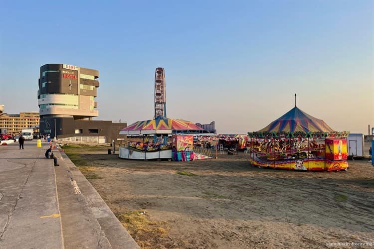 Instalan rueda de la fortuna en playa de Boca del Río