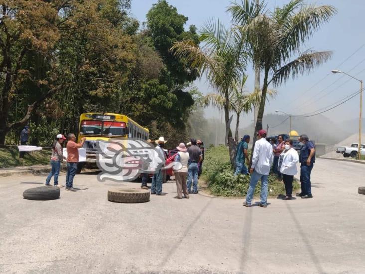 Con bloqueo, pobladores de Mariano Escobedo exigen reubicar planta de asfalto