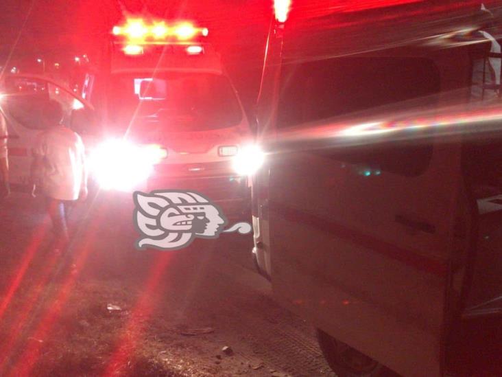 Tráiler impacta auto contra muro en la Coatza-Villa; 9 lesionados