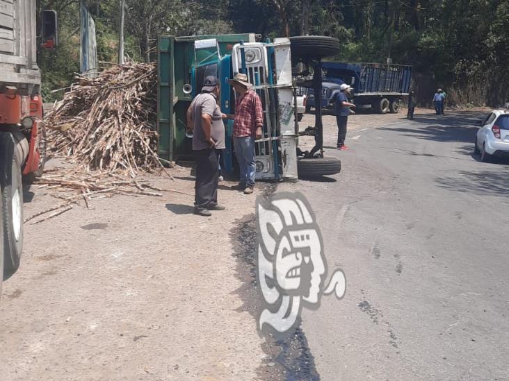 Volcadura de camión provoca cierre parcial de carretera federal 150 Orizaba-Córdoba